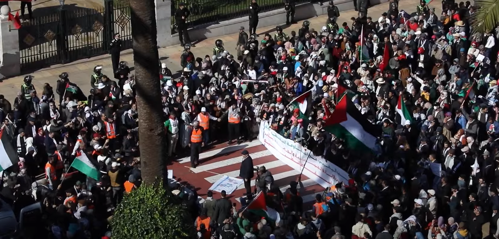 "الشعب يريد إنهاء التطبيع".. المغاربة يهزون شوارع الرباط ويحرقون علم إسرائيل