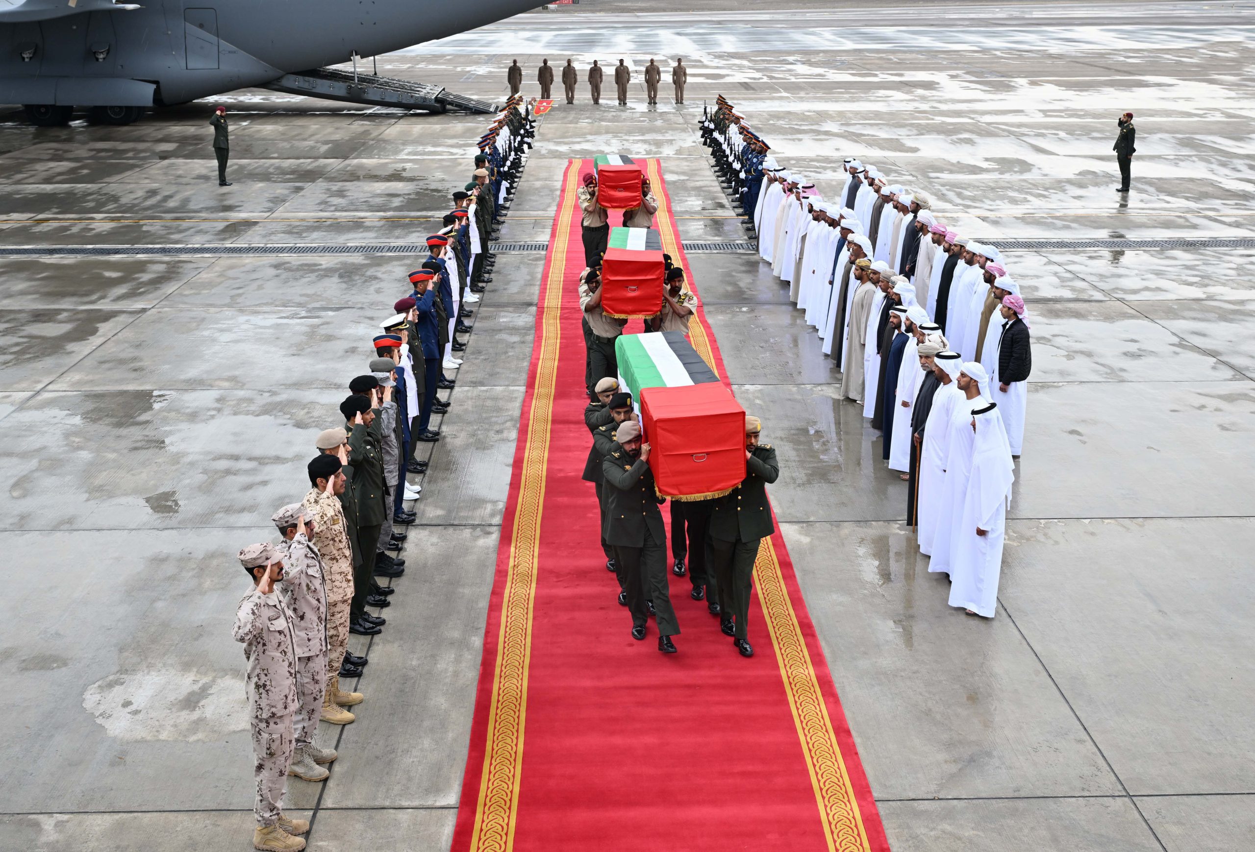 وصول جثامين الضباط الإماراتيين القتلى وأمير قطر يعزي محمد بن زايد