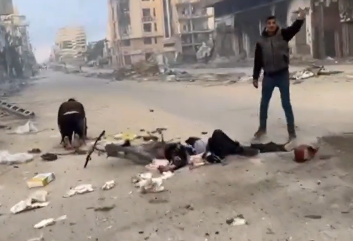 جثث متناثرة.. قصف إسرائيلي وحشي لشارع الجلاء وسط غزة