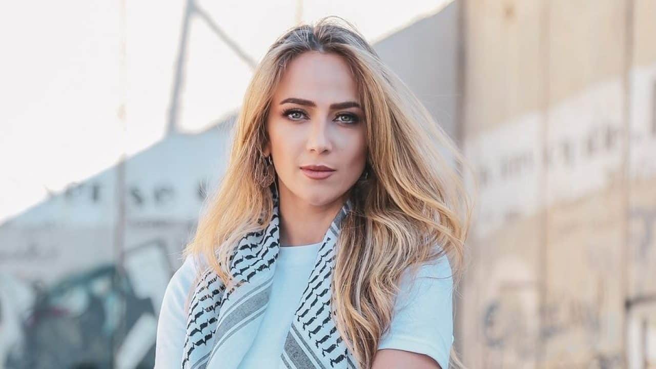 الاحتلال يغلق ملف التحقيق مع الفنانة الفلسطينية دلال أبو آمنة