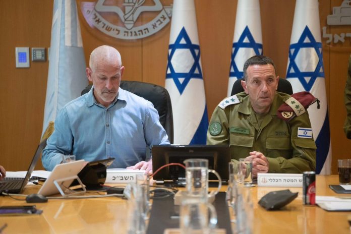 رئيس أركان جيش الاحتلال الإسرائيلي هرتسي هاليفي ورئيس الشاباك رونين بار