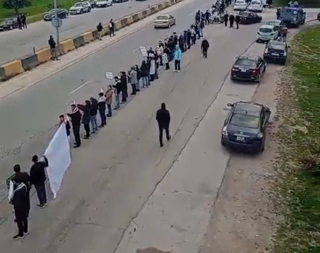 احتجاجات على جسر البضائع إلى إسرائيل