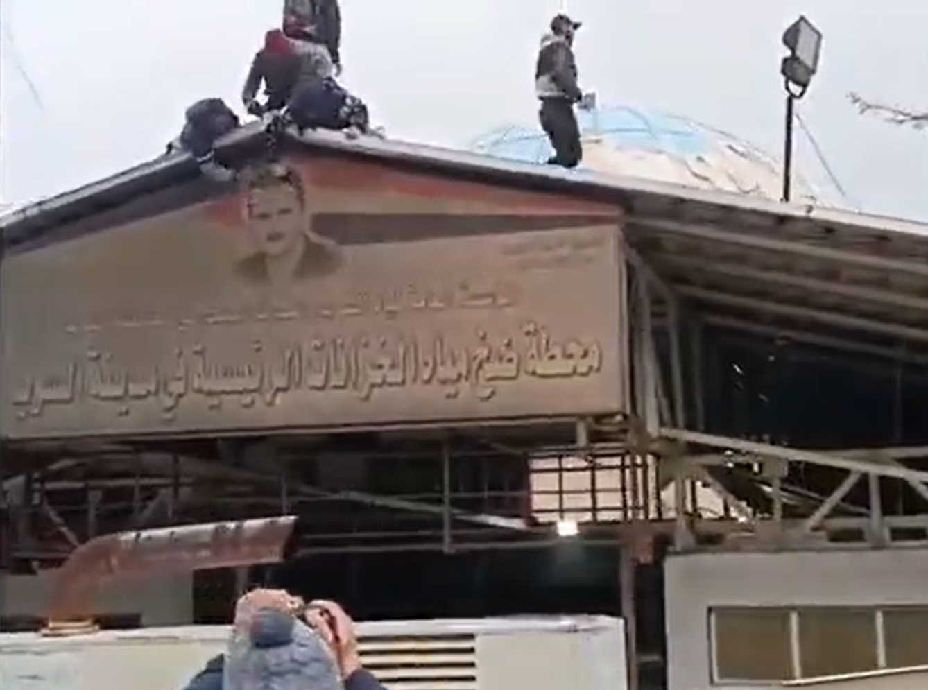ما فعله سوريون بصورة لبشار الأسد على مبنى حكومي يثير جدلا