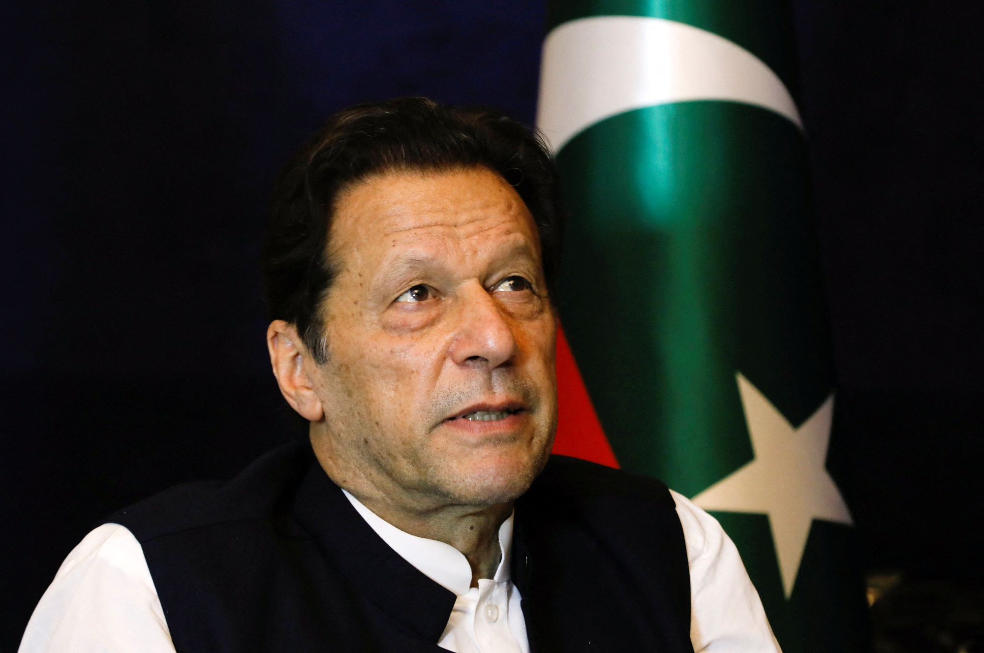 شعبيته تزداد.. MME: هكذا يواجه عمران خان غضب الدولة في باكستان