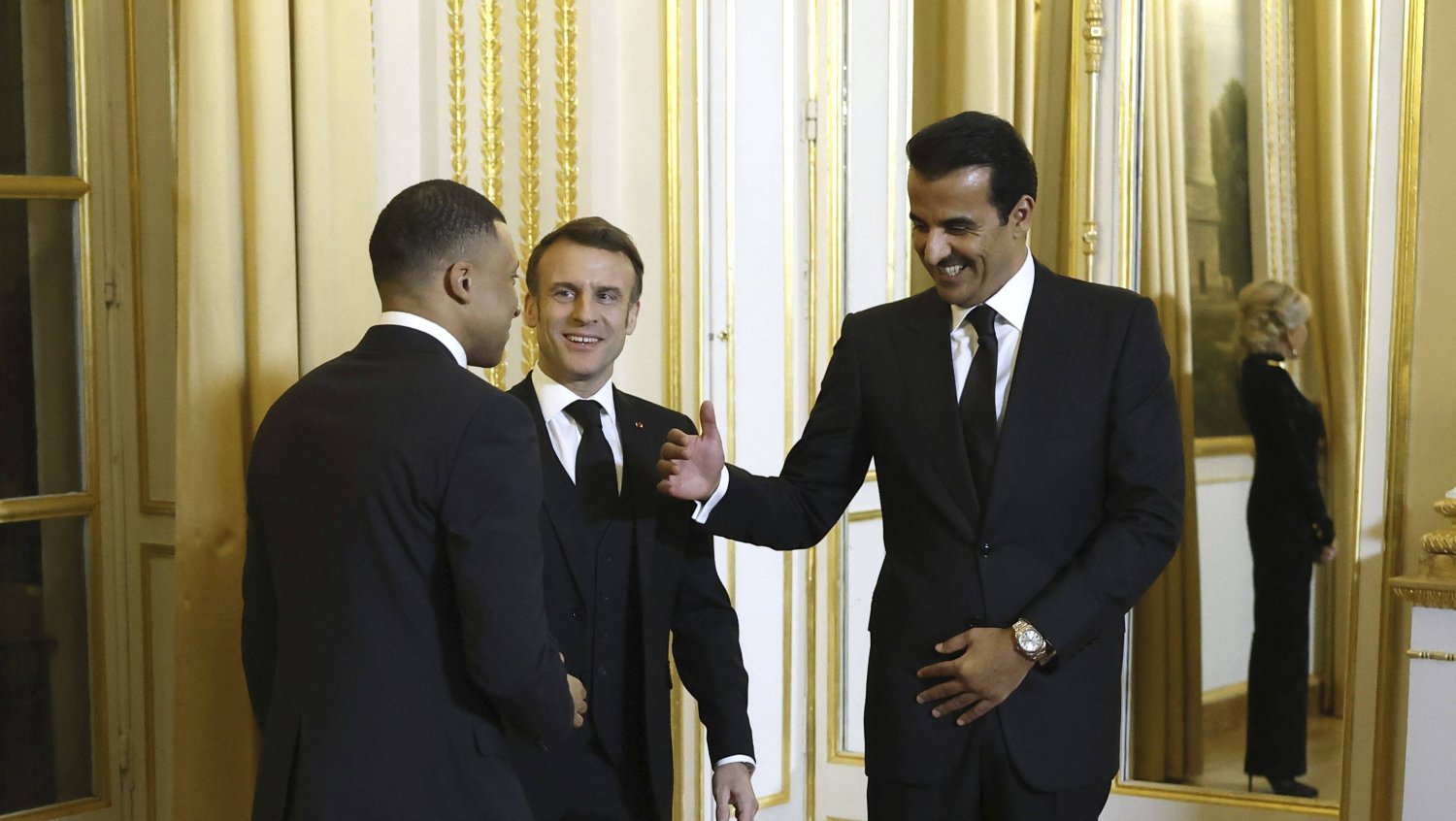 مبابي يلتقي أمير قطر ورئيس فرنسا