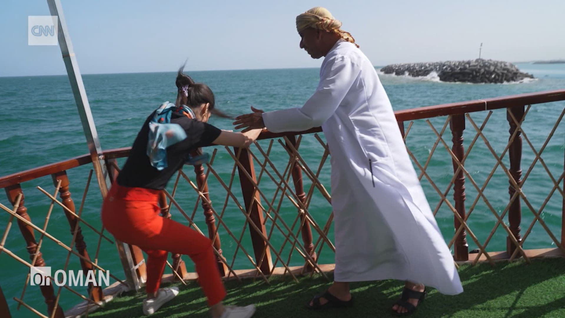 مذيعة cnn على قارب الداو في سلطنة عمان