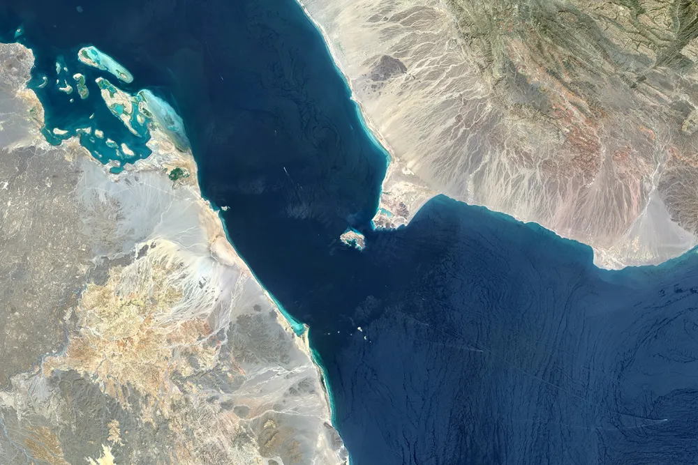 "تحت الماء".. هدف جديد للحوثيين يتضمن تهديداً مقلقاً في البحر الأحمر