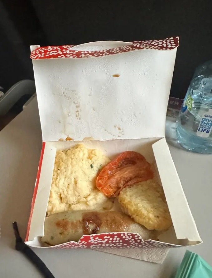 نشر أحد المسافرين صورًا لوجبته على متن الخطوط الجوية Qantas Airlines أكبر شركة طيران في أستراليا واصفاً إياها بالوجبة السيئة