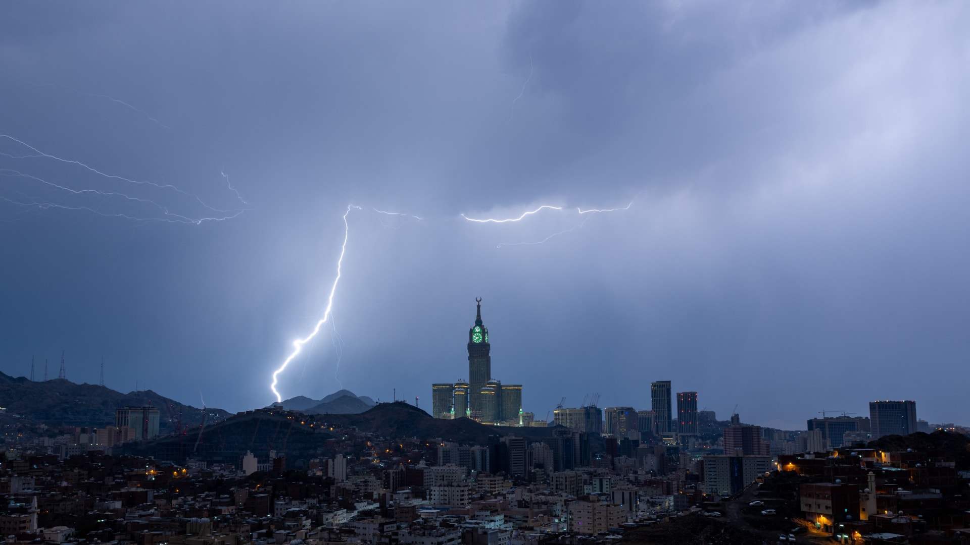 المركز الوطني للأرصاد في السعودية يتوقع أمطار غزيرة