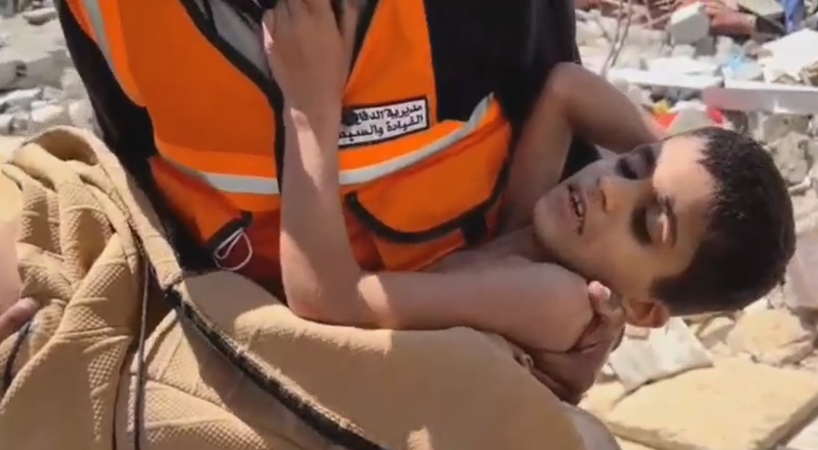 إنقاذ أسرة من غزة بعد تسعة أيام من وجودها تحت الأنقاض