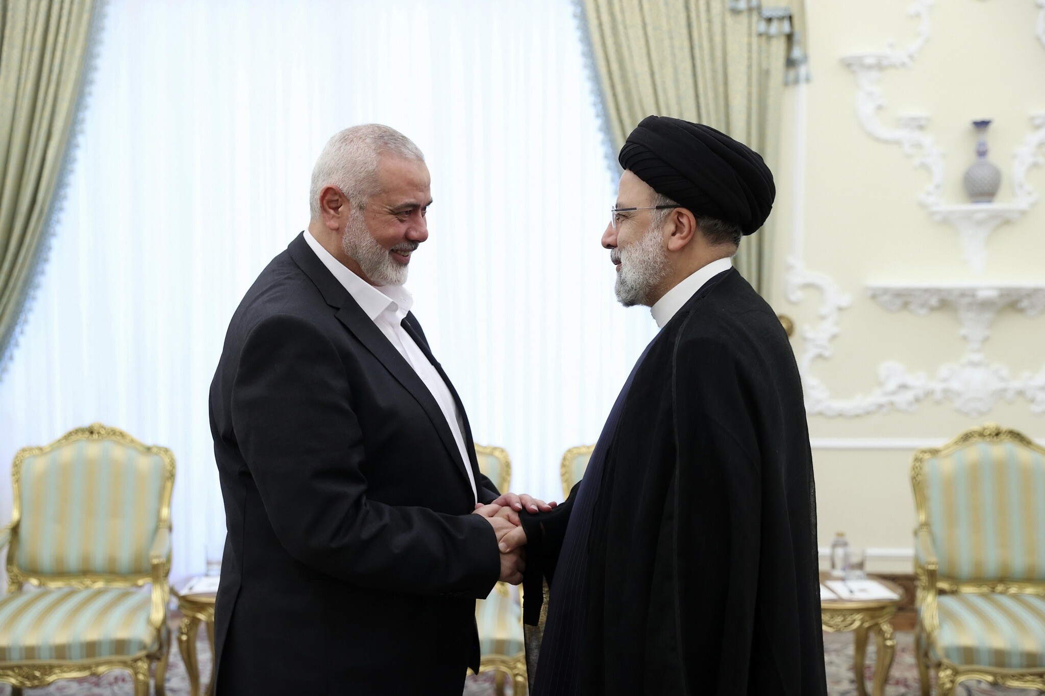 الرئيس الإيراني إبراهيم رئيسي ورئيس المكتب السياسي لحركة حماس في الخارج إسماعيل هنية