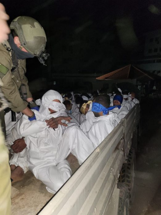 جيش الاحتلال ينشر صورا تظهر اعتقال العشرات من مجمع الشفاء الطبي