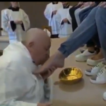 البابا يغسل أقدام النساء ويقبلها في يوم الخميس المقدس.. فيديو أثار جدلا