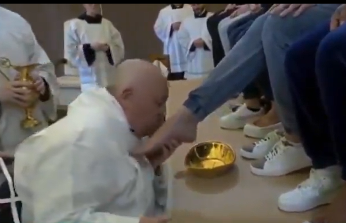 البابا يغسل أقدام النساء ويقبلها في يوم الخميس المقدس.. فيديو أثار جدلا