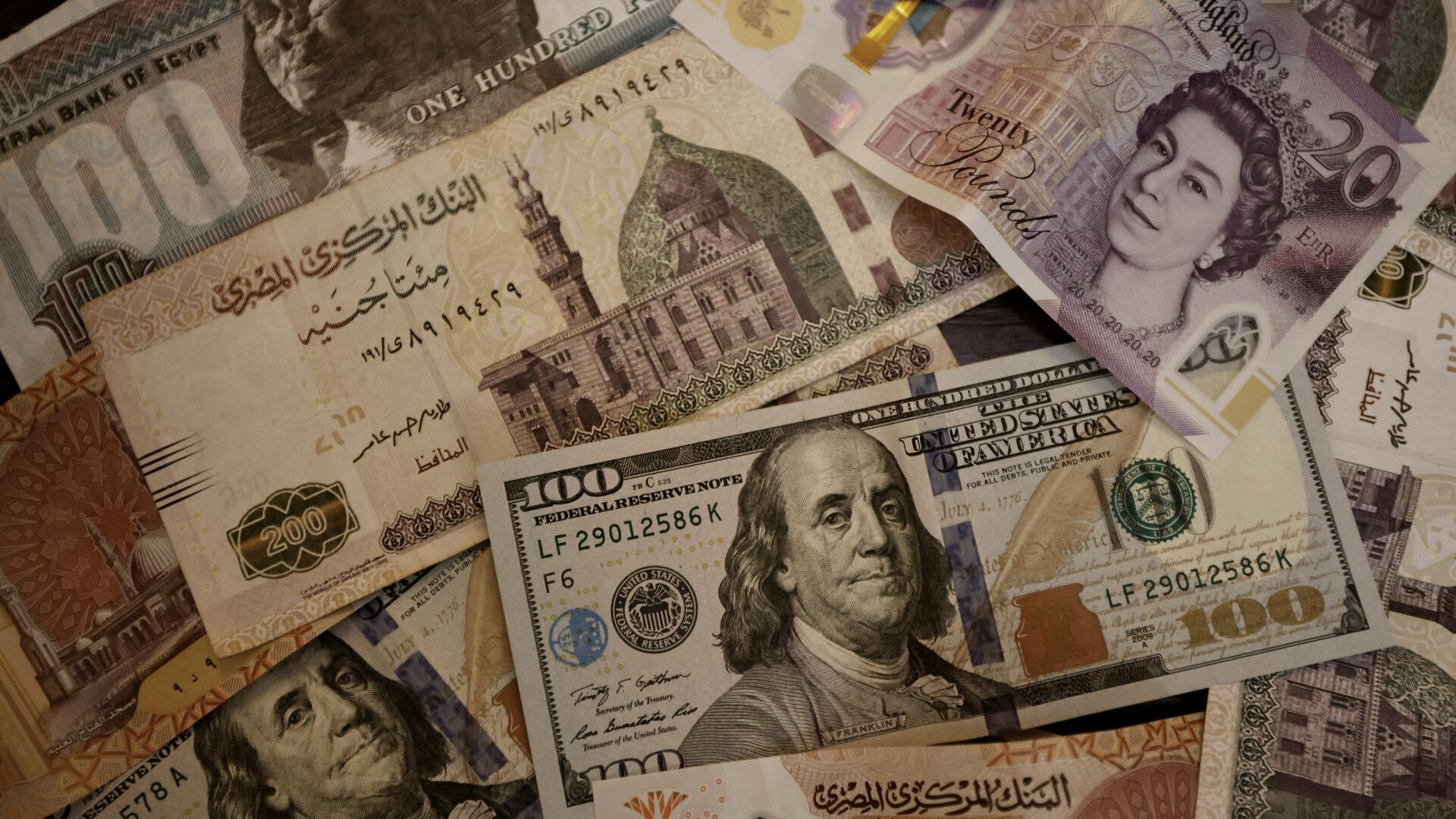 توقعات الجنيه المصري أمام الدولار .. هل سيتم التعويم الكامل وما هو التخفيض المحتمل؟