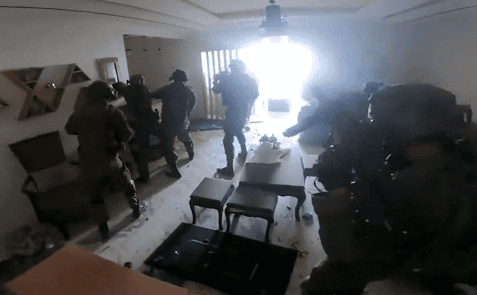 قبل استشهاده.. شقيق مصور الجزيرة عمر الدحدوح يواجه وحدة إسرائيلية بمفرده وجنود الاحتلال يفرون أمامه