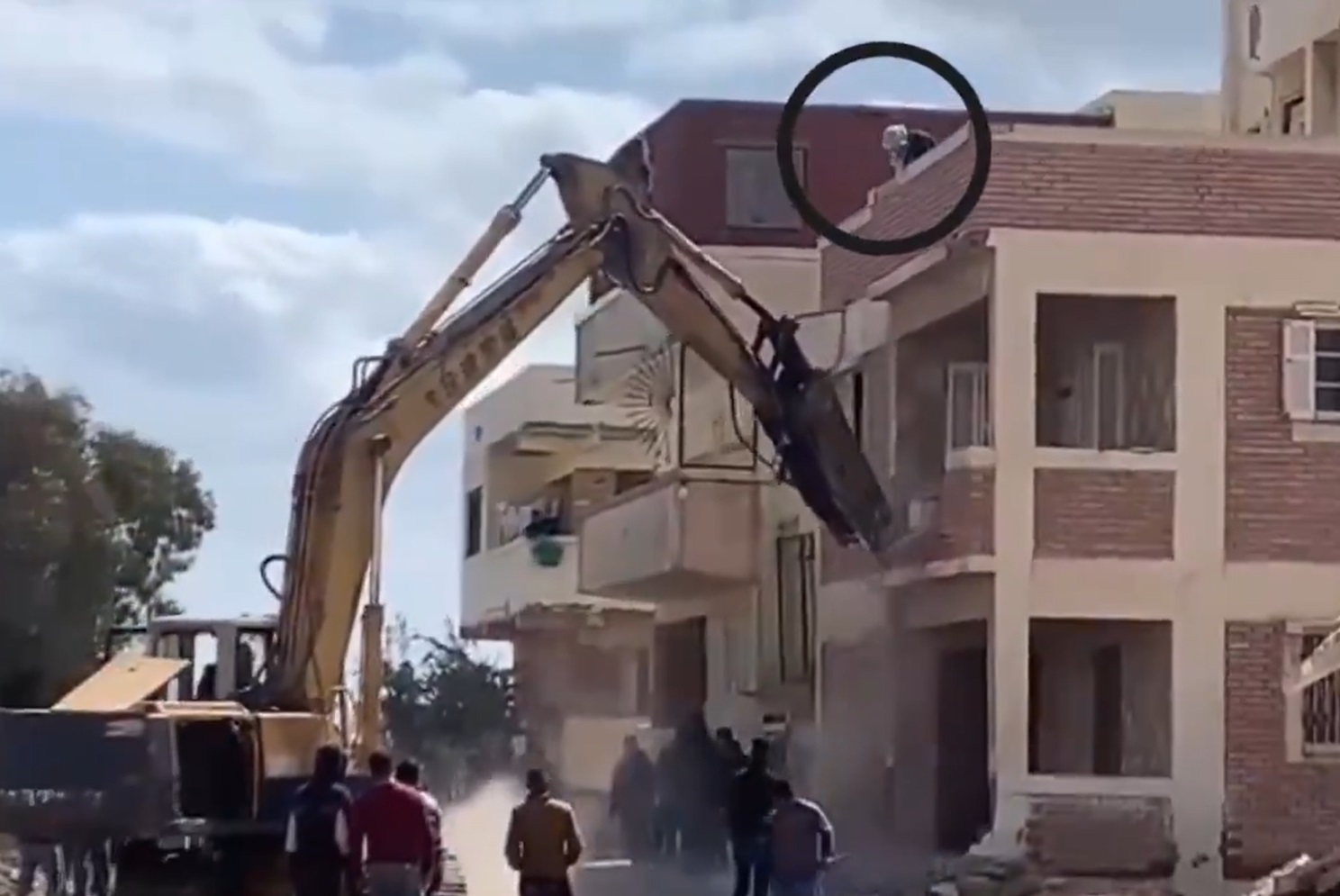 السلطات المصرية تهدم بيوت فوق رؤوس ساكينها في ضاحية الجميل