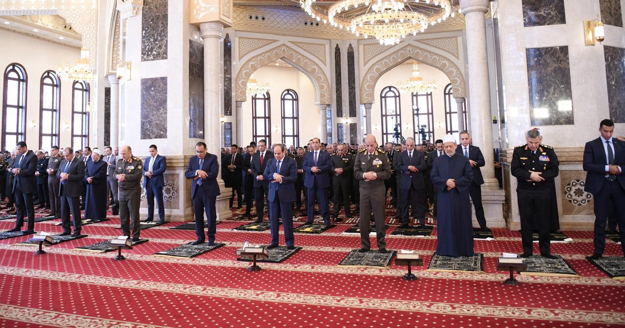 السيسي وقادة الجيش يؤدون صلاة الجمعة في مسجد المشير طنطاوي
