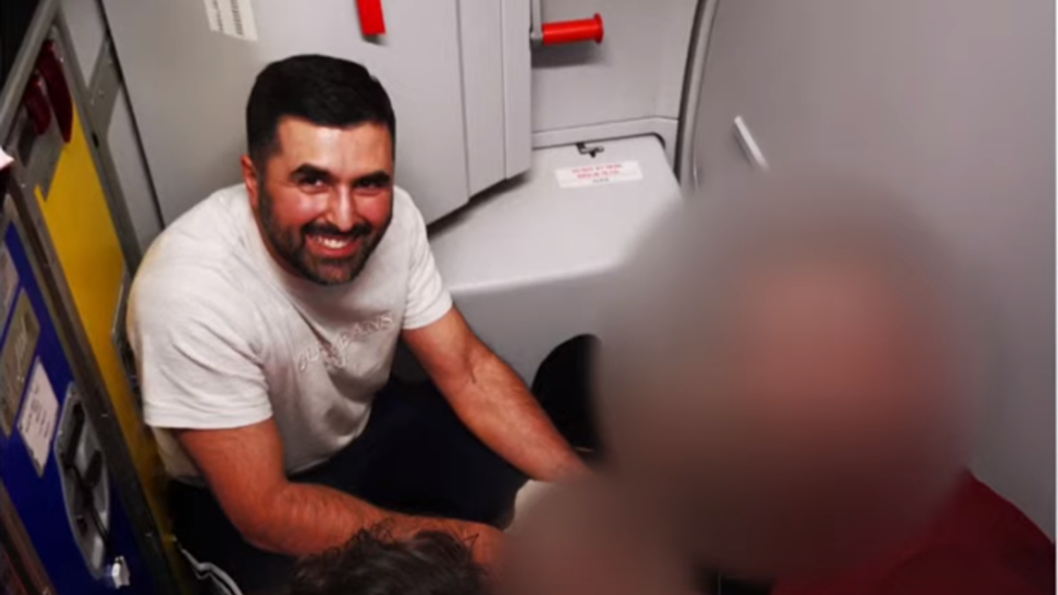 طبيب سوري يساعد سيدة أردنية على الولادة في الطائرة