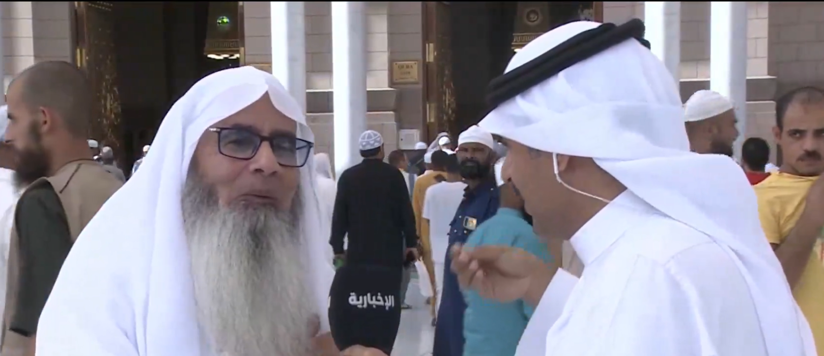 القس المصري مؤمن إبراهيم دخل الإسلام يفاجئ مذيع التلفزيون السعودي بالمسجد النبوي