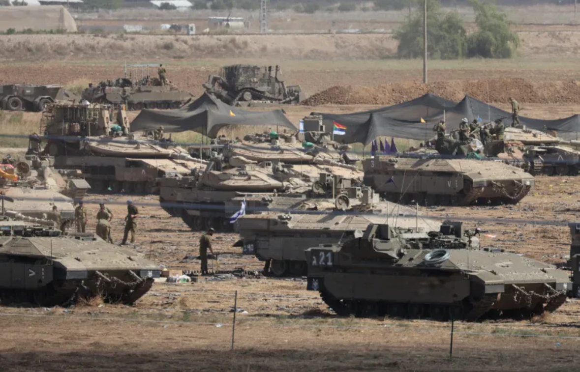 صحيفة فرنسية تتساءل: من لا يزال يبيع الأسلحة لـ إسرائيل؟