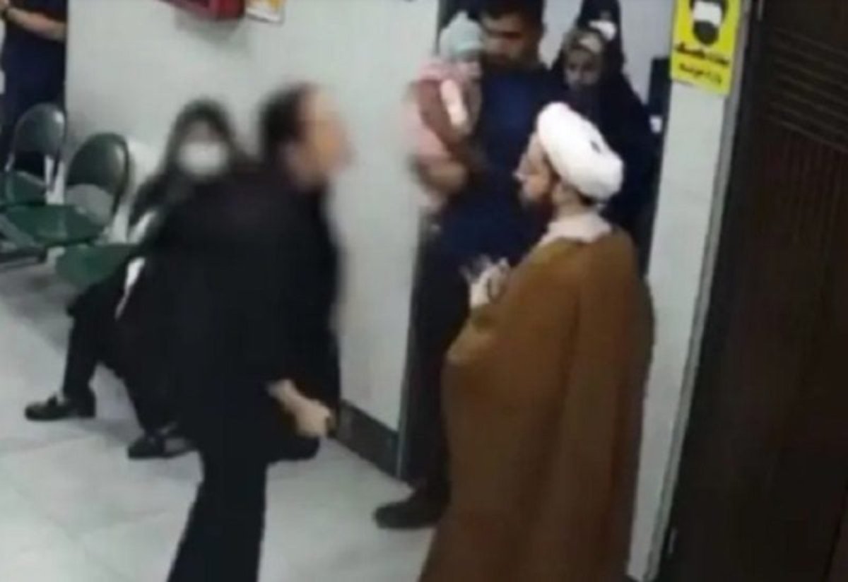 رجل دين إيراني يهتك عرض سيدة بتصويرها دون علمها