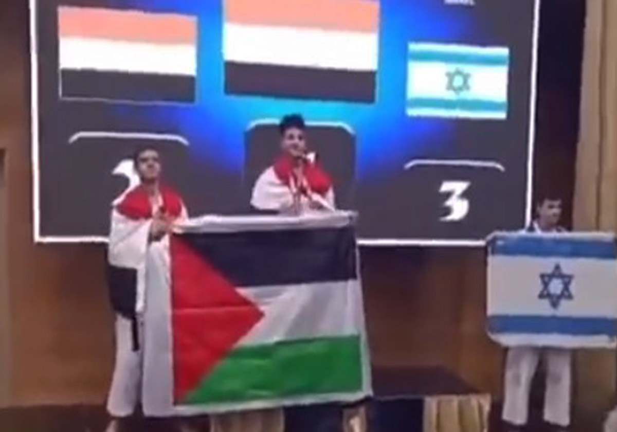 رفع مصريان علم فلسطين في وجه لاعب إسرائيلي ببطولة العالم للكاراتيه