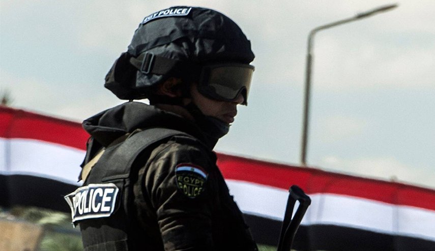 ضابط شرطة مصرية سابق احتجز برلمانية وعاشرها وصورها فيديو