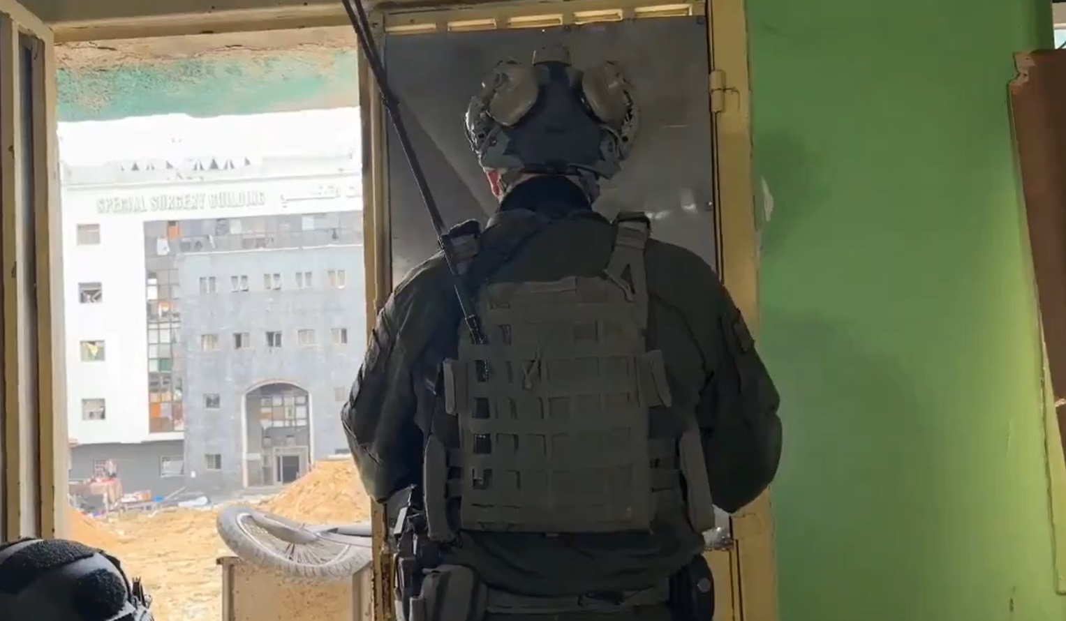 ضابط إسرائيلي يتوعد قادة حماس من داخل مجمع الشفاء ومتحدثا بظهره