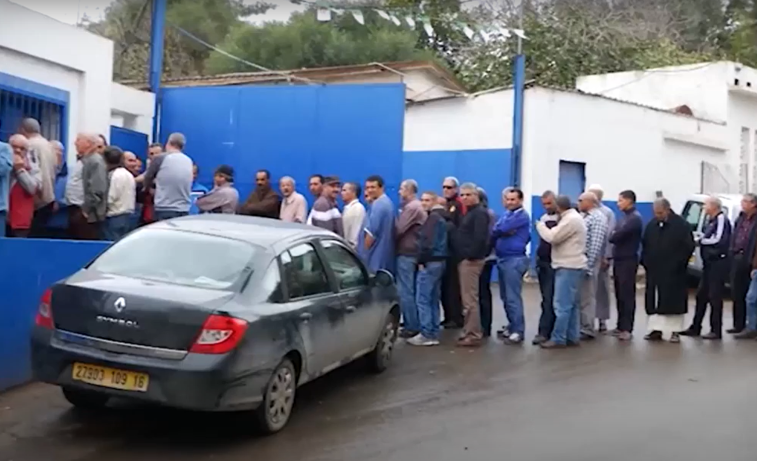 "أزمة حليب" تضرب الجزائر في رمضان.. حقيقة صور "الطوابير" التي أحدثت ضجة