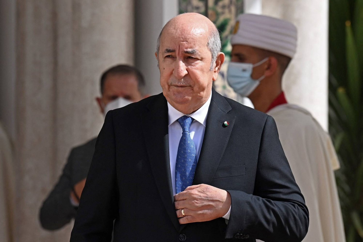 قرار تبون إجراء انتخابات رئاسية مبكرة يثير شكوكا.. ماذا يدور خلف الكواليس في الجزائر؟