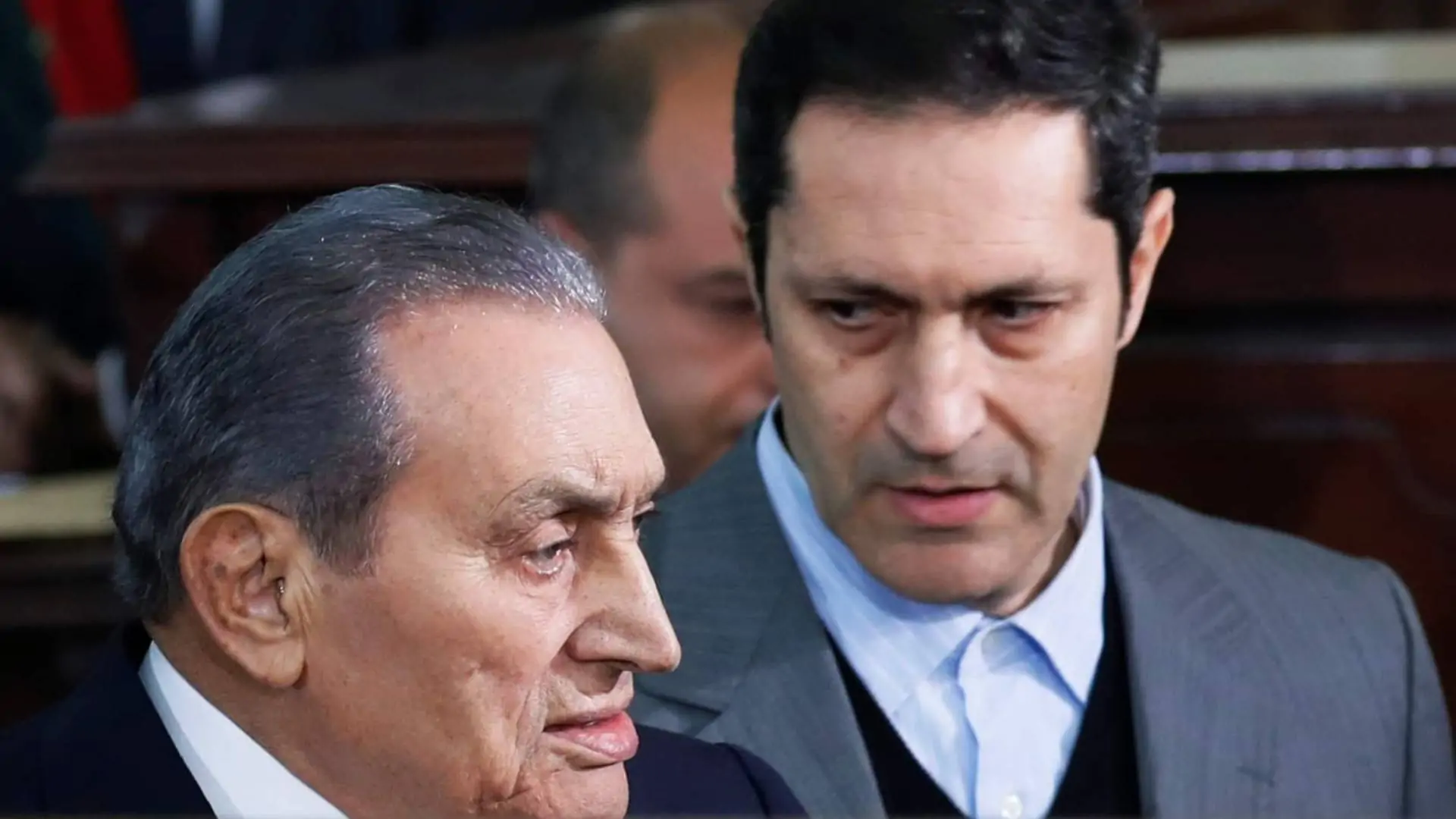 علاء مبارك يستغل طغيان السيسي لتلميع صورة والده: "ثورة ايه بس"