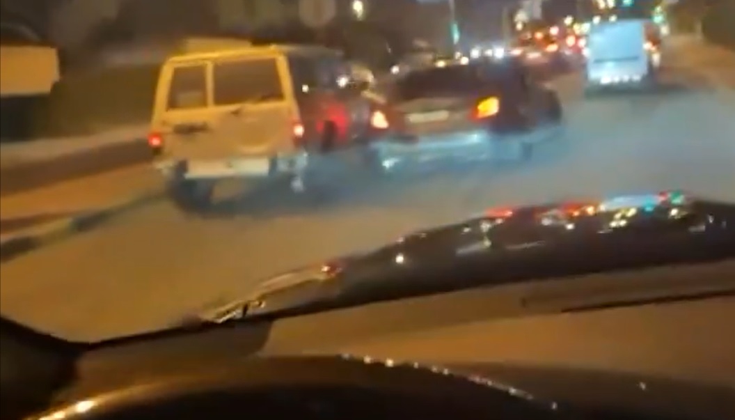 قائد مركبة يتعمد الاصطدام وملاحقة سيارة فتاة في الكويت