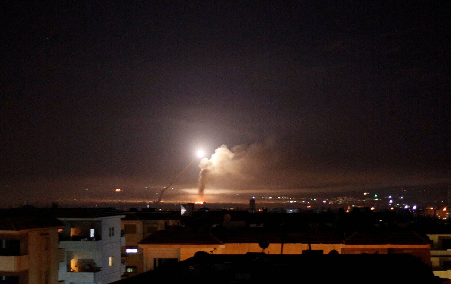 أعنف هجوم إسرائيلي على سوريا منذ 3 سنوات.. عشرات القتلى في استهداف مستودع صواريخ