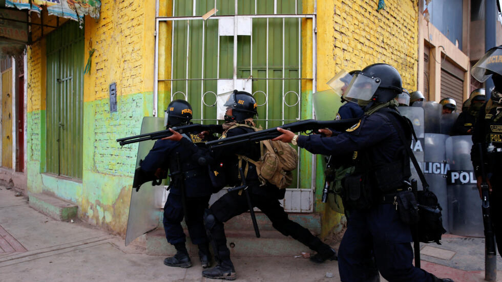 قوات من الشرطة تقتحم منزل رئيسة بيرو دينا بولوارتي بحثا عن ساعات من ماركة روليكس