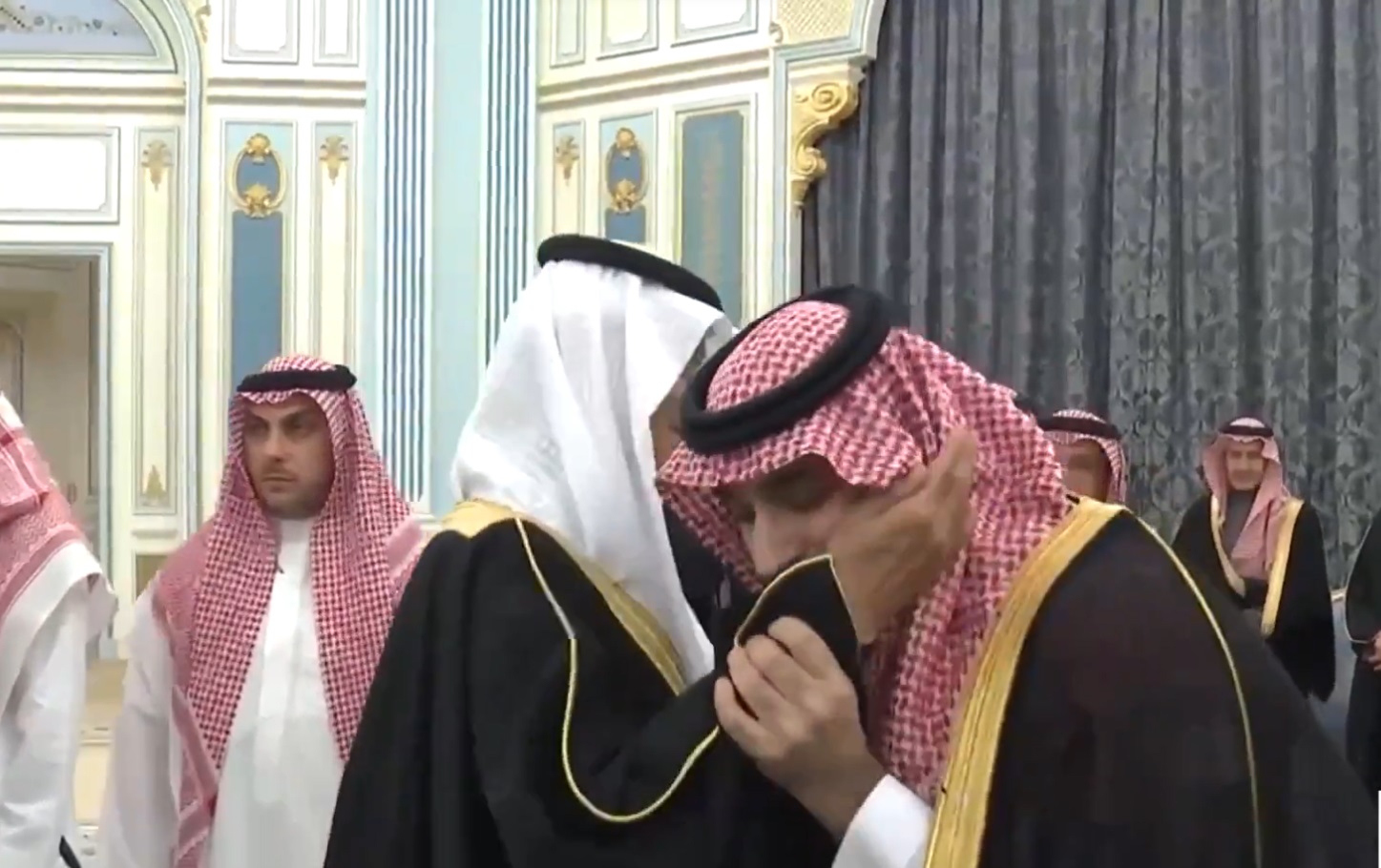 محمد بن سلمان يقبل يد أخيه وزير الطاقة الأمير عبدالعزيز بن سلمان