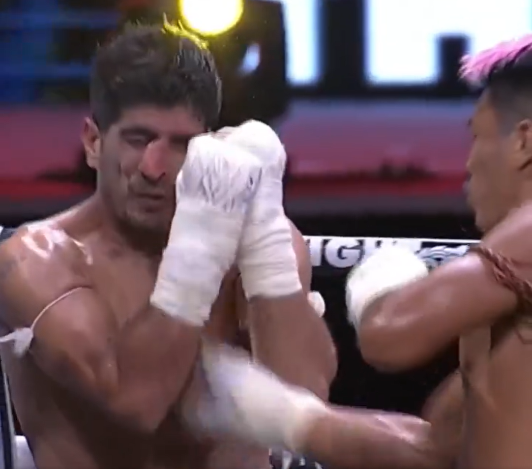 فيديو قاسي.. ملاكم إيراني يتعرض لكسر في أنفه بلكمة واحدة أمام منافسه التايلندي
