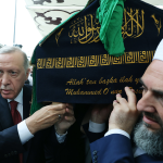 أردوغان يُصر على حمل نعش عبدالمجيد الزنداني ولقطة مؤثرة
