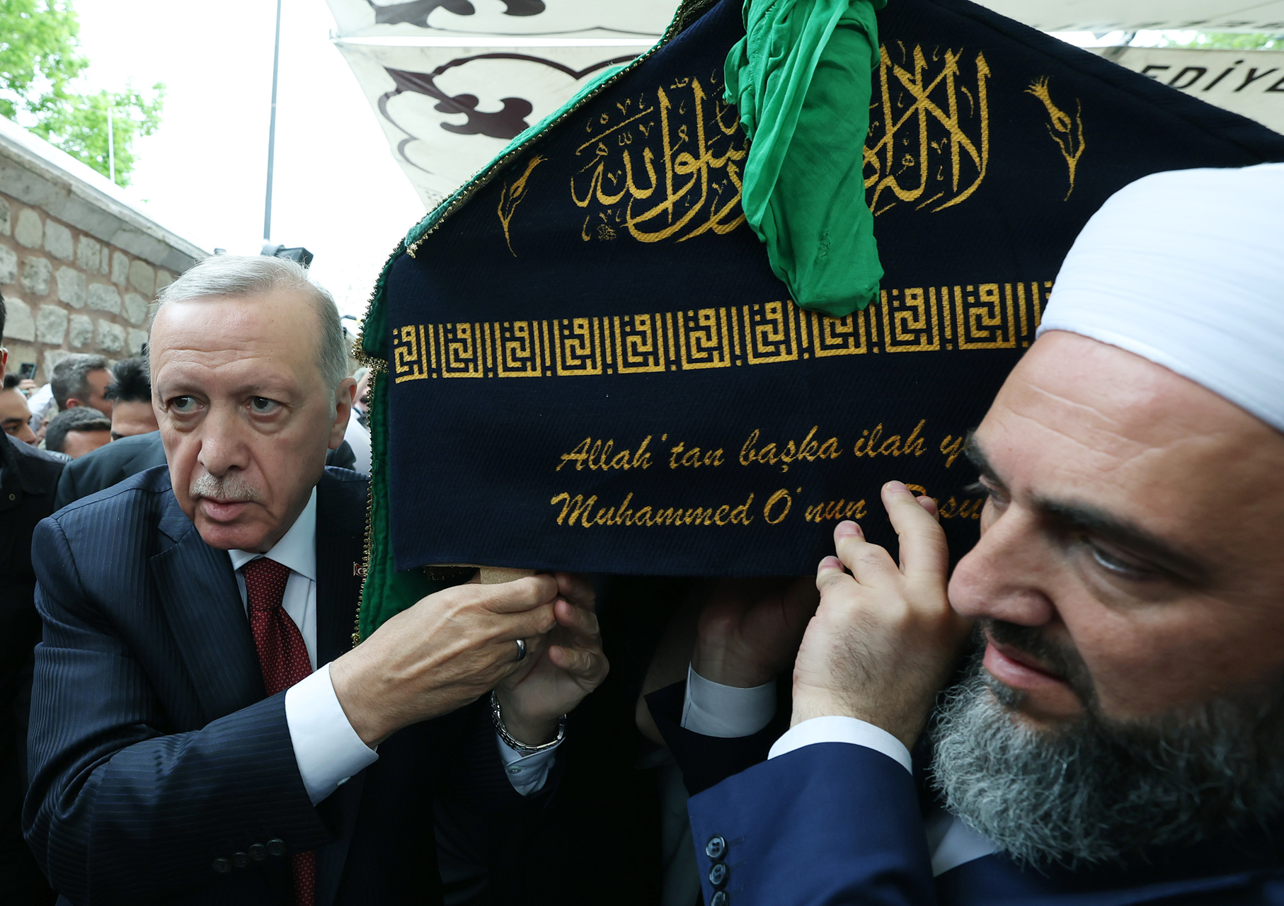 أردوغان يُصر على حمل نعش عبدالمجيد الزنداني ولقطة مؤثرة
