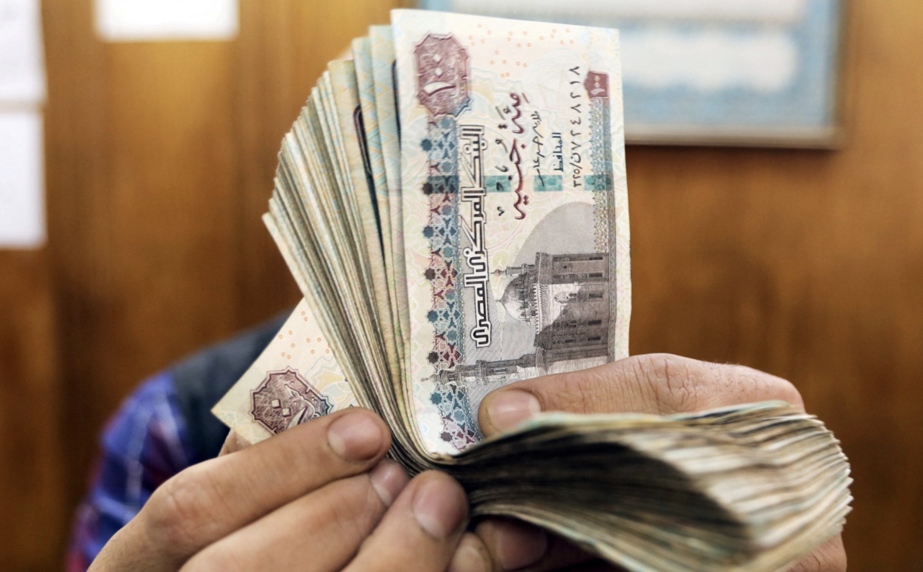 رويترز: توقعات بارتفاع التضخم في مصر مع خفض قيمة الجنيه المصري