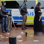 "امرأة الصليب" تحرق نسخة من القرآن في السويد تحت حماية الشرطة