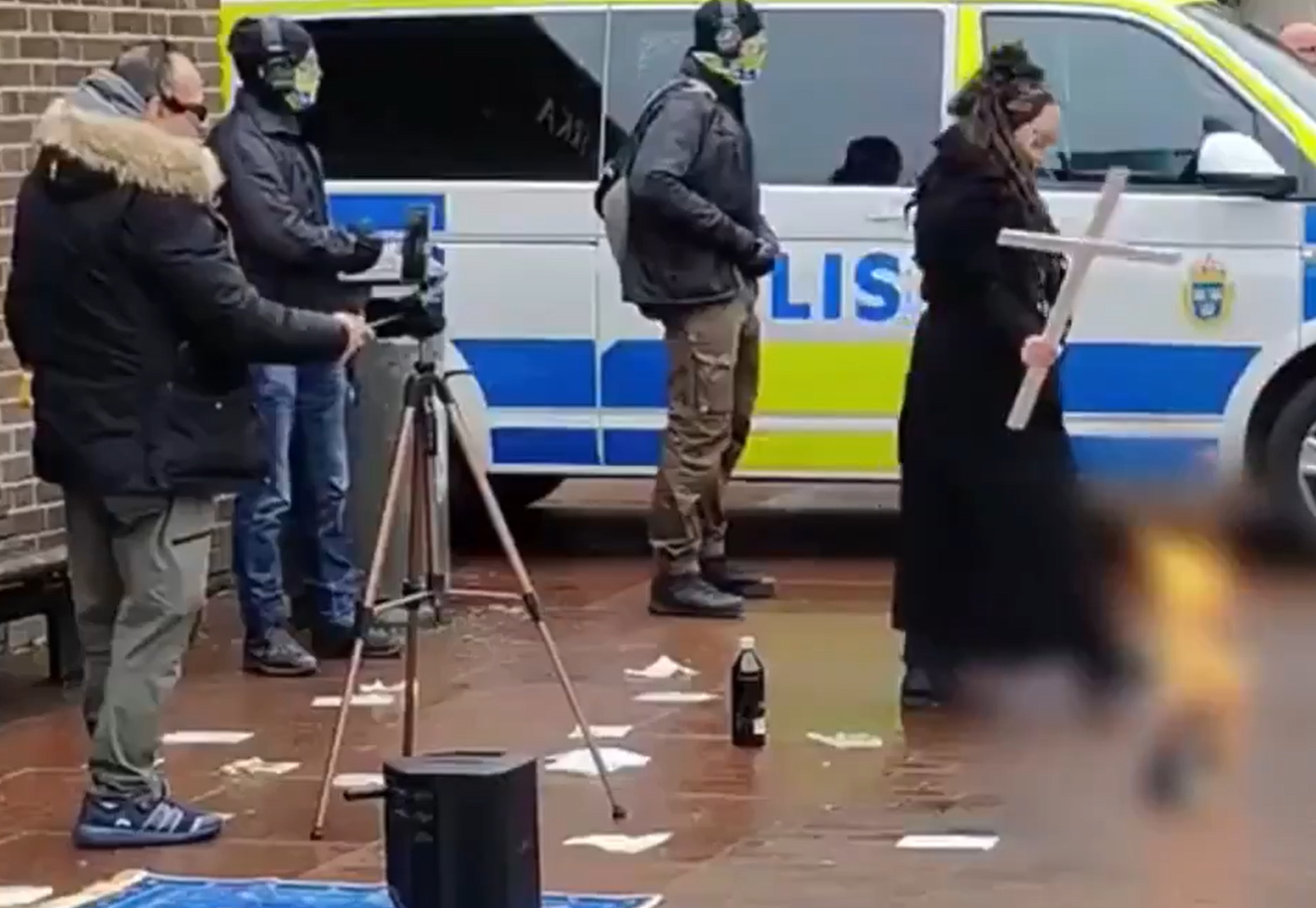 "امرأة الصليب" تحرق نسخة من القرآن في السويد تحت حماية الشرطة