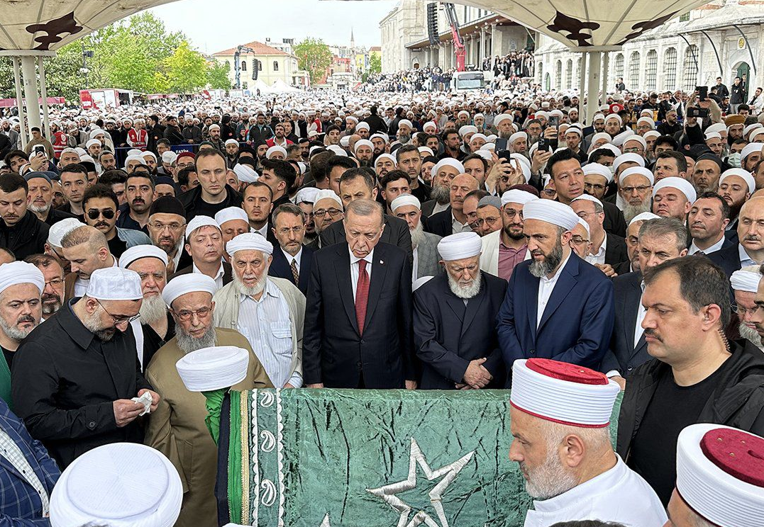 مشهد مُهيب.. طوفان بشري في جنازة عبد المجيد الزنداني وأردوغان بالمقدمة