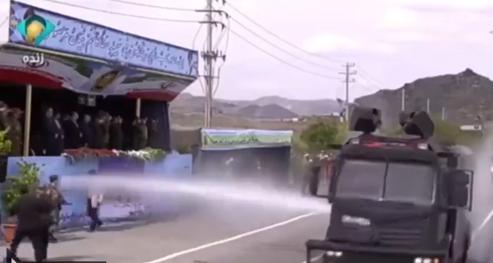 مشهد غريب لرش إبراهيم رئيسي بالماء في عرض عسكري يثير بلبلة وفتح تحقيق عاجل