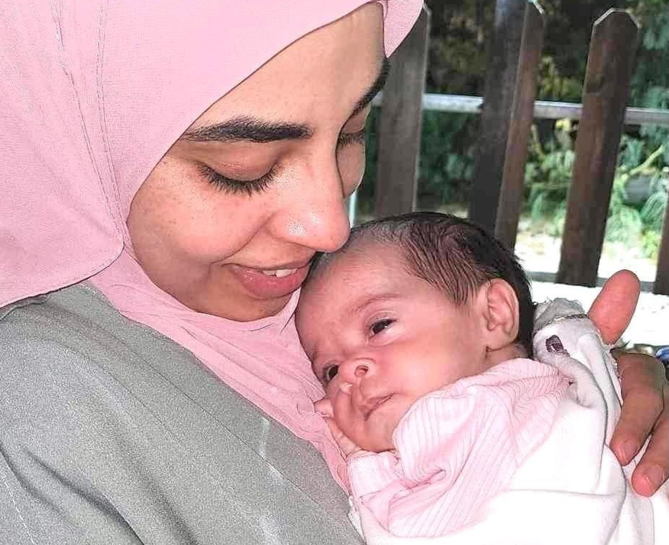 الصحفية الفلسطينية رولا حسنين وطفلتها