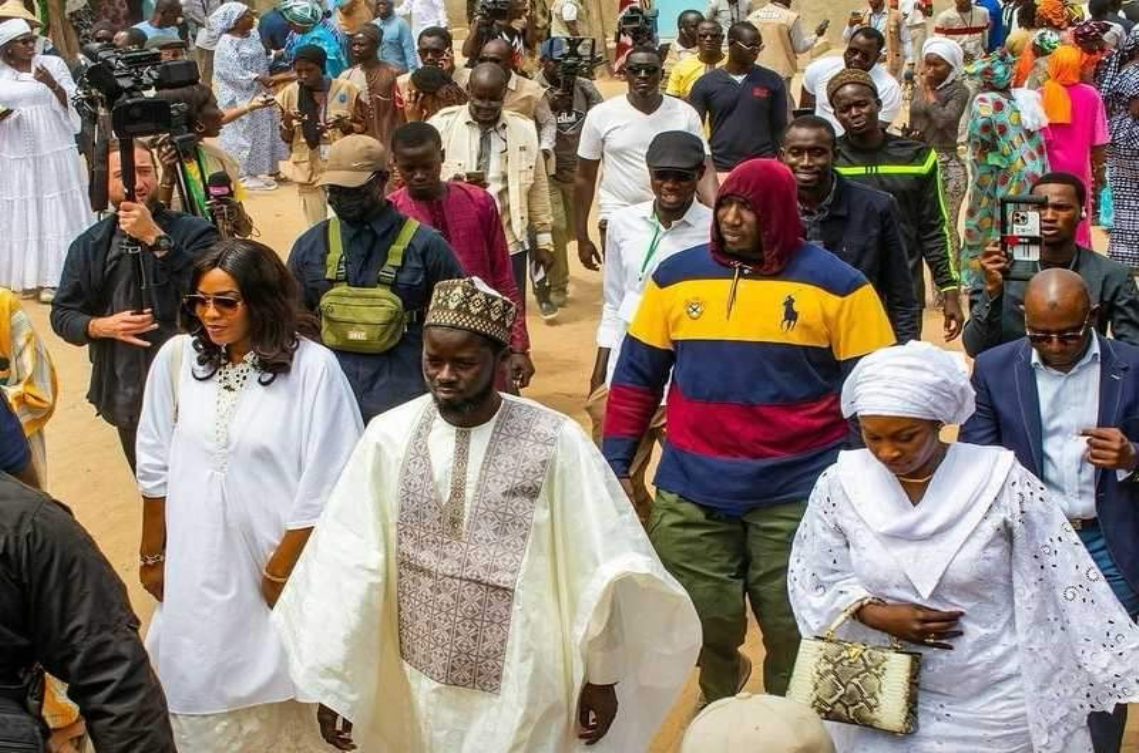 إحداهما أطلت بالحجاب والأخرى بشعرها.. زوجتا رئيس السنغال الجديد حديث المنصات
