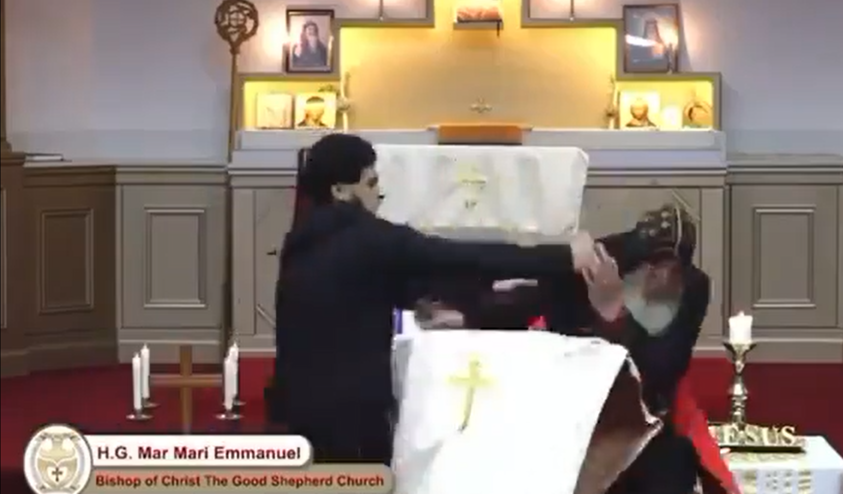 لحظة طعن الاسقف مار ماري الداعم لغزة