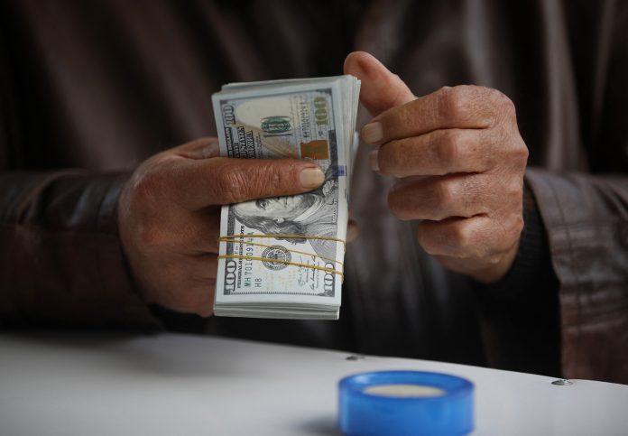 صفحات وهمية تروج لبيع الدولار عبر الإنترنت في العراق