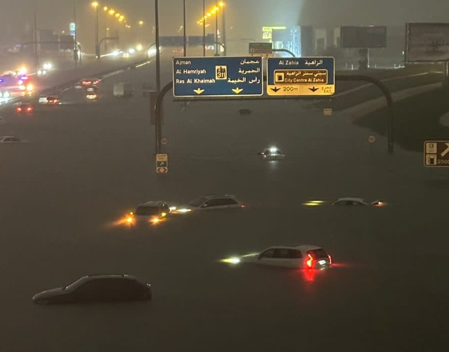 غرق شوارع دبي نتيجة الأمطار الغزيرة المصاحبة لمنخفض المطير