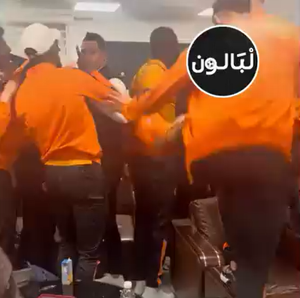 فوضى واشتباكات.. أمن الجزائر استعمل القوة مع بعثة نهضة بركان ومسؤول كبير يستفزهم بما قاله (فيديو)